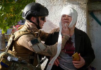 Una mujer recibe asistencia sanitaria minutos después del bombardeo ruso sobre Kiev. El ataque ha causado al menos cinco muertos y 12 heridos, según el balance provisional ofrecido por la policía ucrania.