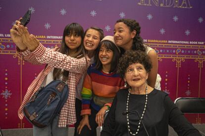 La escritora mexicana Margo Glantz se toma una fotografía con asistentes a la FIL, este jueves, en Guadalajara.