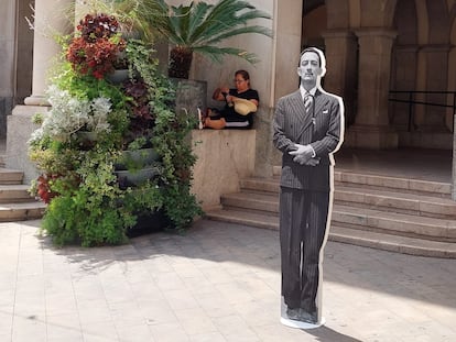 Una turista se resguarda a la sombra en la fachada del Ayuntamiento de Figueres