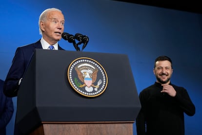 El presidente Joe Biden, acompañado por el presidente de Ucrania Volodymyr Zelenskyy, habla durante un acto sobre el Pacto por Ucrania al margen de la Cumbre de la OTAN en Washington, el 11 de julio de 2024. Biden llamó por error 'presidente Putin' al mandatario de Ucrania en la cumbre de la OTAN.