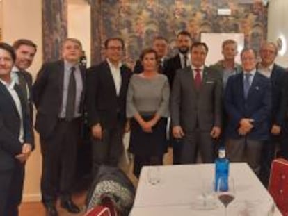 Carlos Bonilla, presidente del Consejo Regulador de la DO La Mancha, con miembros del Club Conecta.