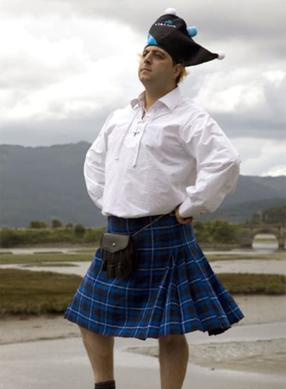 Santiago Bernárdez, con el kilt o falda escocesa que ha inscrito en el registro mundial.