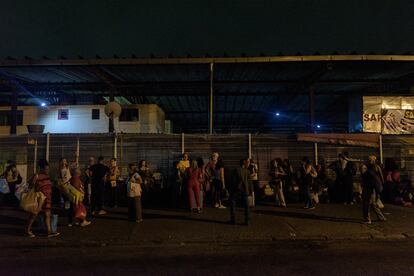 El pasado 29 de diciembre, alrededor de 250 personas iniciaron una travesía de 36 horas para poder presenciar el regreso a la presidencia de Luiz Inacio Lula da Silva. En la imagen, los seguidores del exlíder sindical se forman en fila mientras esperan el autobús que los llevará a Brasilia, en la ciudad de Río de Janeiro.