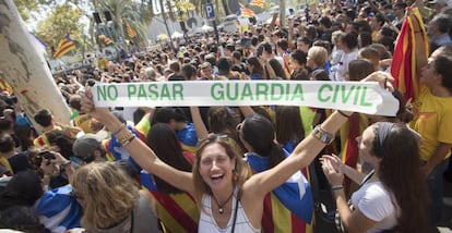 Centenares de personas se concentran ante el Tribunal Superior de Justicia de Cataluña en protesta por las detenciones llevadsa a cabo por la Guardia Civil por los preparativos del referéndum del 1-O.