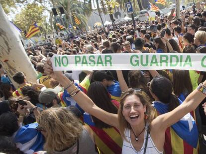 Centenares de personas se concentran ante el Tribunal Superior de Justicia de Cataluña en protesta por las detenciones llevadsa a cabo por la Guardia Civil por los preparativos del referéndum del 1-O.