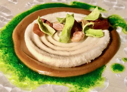 Cremas dispuestas de forma concéntrica. En el interior una pasta helada de raíz de perejil. Alrededor, crema de ajo negro fermentado con notas de café y de chocolate. A modo de aliño exterior una vinagreta de perejil /Capel