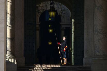 Un Guardia Suizo de guardia en la puerta de Bronce en el Vaticano (Italia), 5 de diciembre de 2013.