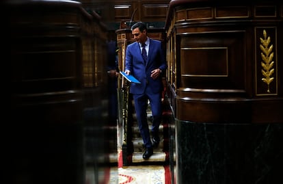 El presidente del Gobierno de España, Pedro Sánchez, abandona la tribuna de oradores, tras participar en el pleno monográfico con motivo de las escuchas del CNI celebrado el 26 de mayo. 