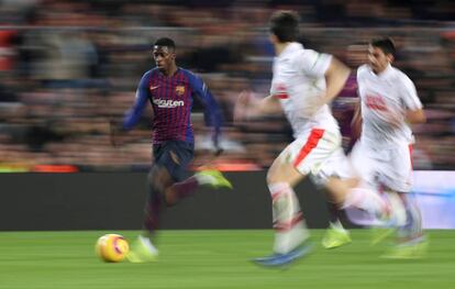 Dembélé corre con el balón ante el Eibar. 