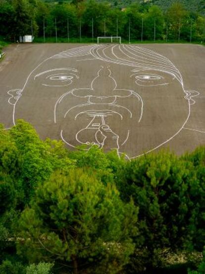 'Giocco mostruoso', cal sobre arena en el campo de fútbol municipal de Montopoli, Sabina, Italia.