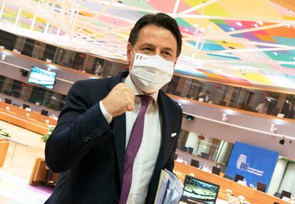 Giuseppe Conte celebra el acuerdo de la UE contra la crisis económica causada por la pandemia, este martes en la sede del Consejo Europeo, en Bruselas. 