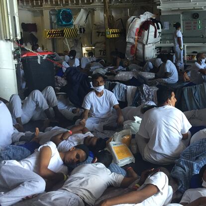 Migrantes a bordo del 'Geo Barents' descansan tras el reparto diario de comida.
