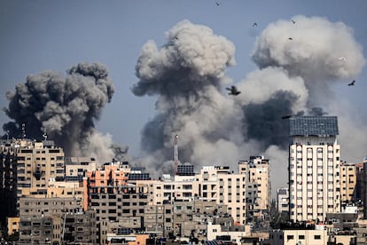 Columnas de humo tras los bombardeos de Israel sobre Gaza.