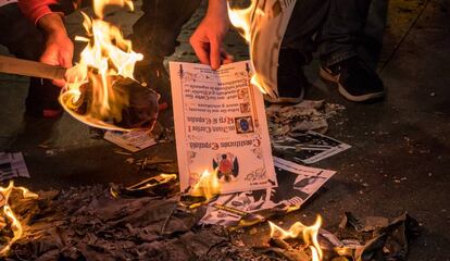 Quema de una Constitución en una protesta en Barcelona en 2016.