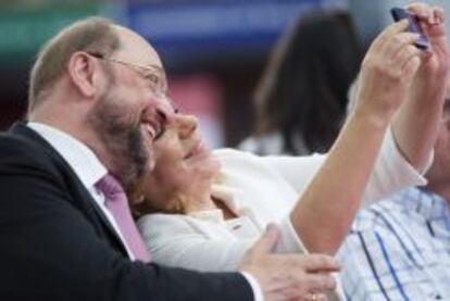 GRA113. M&Aacute;LAGA, 11/05/2014.- La cabeza de lista del PSOE al Parlamento Europeo, Elena Valenciano, se hace una foto con el candidato socialdem&oacute;crata a presidir la comisi&oacute;n Europea, Martin Schulz, durante el mitin de la campa&ntilde;a electoral para los comicios europeos celebrado hoy en el Campus Universitario de Teatinos en M&aacute;laga. EFE/Jorge Zapata