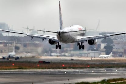 Un avión aterriza en el aeropuerto de Manises (Valencia).