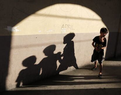 Un niño filipino cruza camina por una calle de la ciudad de Muntinlupa, sur de Manila (Filipinas).