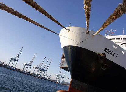 El buque que colisionó con la monoboya de Cepsa, retenido ayer en el dique norte del puerto de Algeciras.