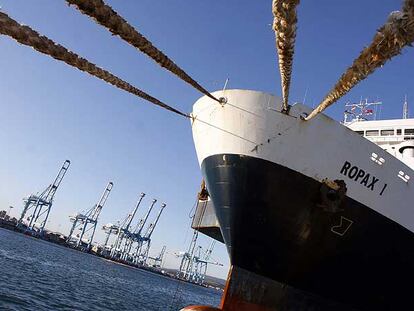 El buque que colisionó con la monoboya de Cepsa, retenido ayer en el dique norte del puerto de Algeciras.