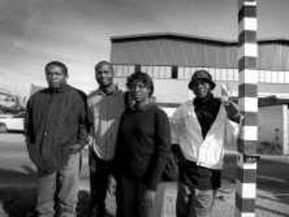 B 31677 - (14.12.99) - COLOR - VIC (BCN.) : INMIGRANTES AFRICANOS QUE TRABAJAN EN LA "ILLA CÀRNIA" - FOTO : SUSANNA SÁEZ -