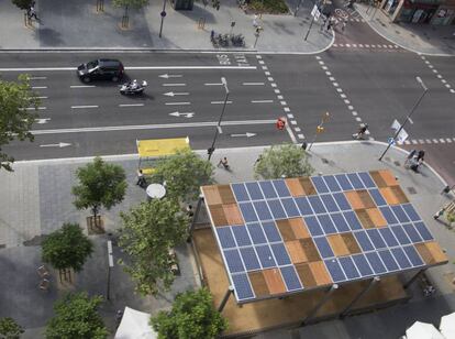 Pèrgola fotovoltaica, amb plaques solars, a la plaça del Centre.