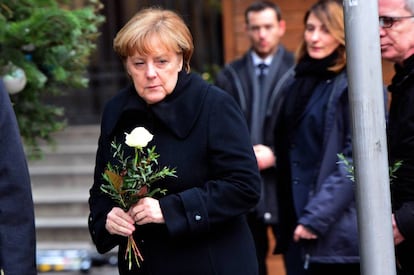 A chanceler alemã, Angela Merkel, comparece ao mercado de Natal onde ocorreu o atentado, em Berlim.