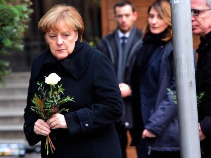 A chanceler alemã, Angela Merkel, comparece ao mercado de Natal onde ocorreu o atentado, em Berlim.