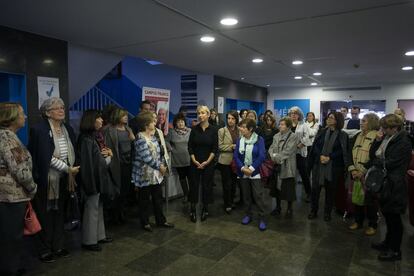 Minuto de silencio en el Intitut Francais, de Barcelona, en memoria de las victimas de los atentados del pasado viernes en París.