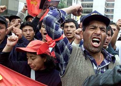 Manifestación de maestros de la escuela pública peruana, ayer en Lima.