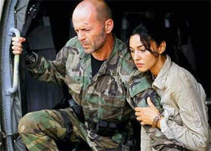 Bruce Willis y Monica Bellucci, en <i>Lágrimas del sol.</i>