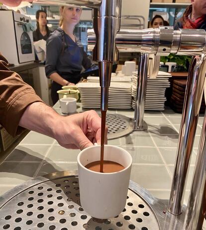 El famoso grifo del que fluye chocolate caliente en Casa Cacao.