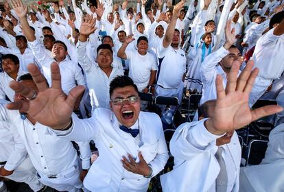 Los fieles escucharon el sermón de su líder espiritual, cantaron y oraron durante seis horas en la última jornada del encuentro.