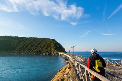 La isla de Vivara, una reserva natural protegida desde 1974, está conectada con Procida a través de un puente transitable solo a pie.