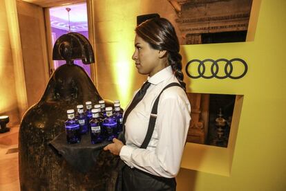 Una de las camareras de la fiesta junto a una de las grandes meninas que presidían el hall de la entrada a de los Premios ICON.