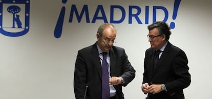 El presidente de la comisión, Pedro Corral, espera la llegada de Carlos Viñals.