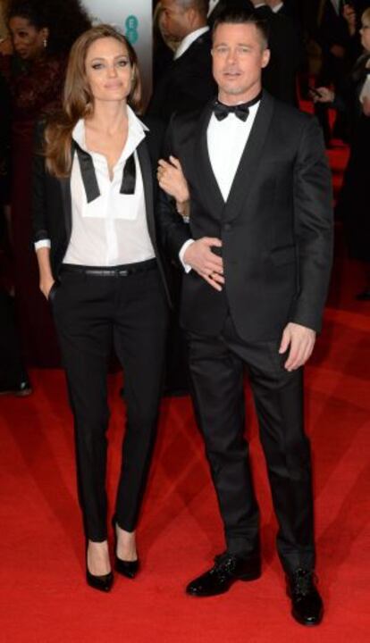 Angelina Jolie y Brad Pitt, ambos con smoquin, en los premios BAFTA en febrero de 2014.