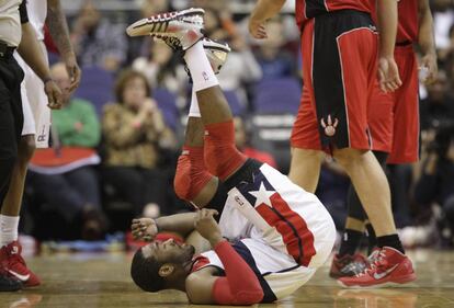 Wall, de los Wizards, acaba por los suelos en el partido contra los Raptors.