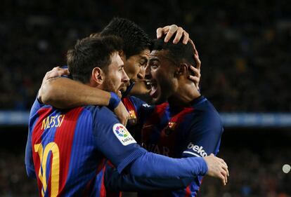 Luis Suárez celebra su primer gol con Messi y Rafinha.