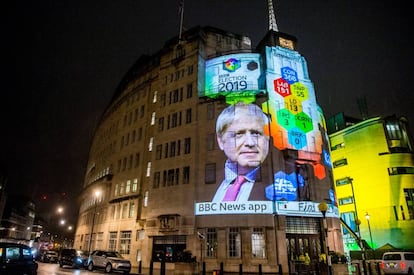 Encuesta electoral de las elecciones inglesas proyectada en un edificio de la BBC. 