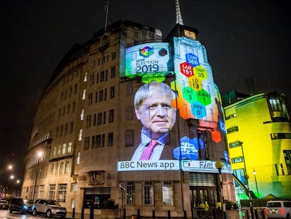 Encuesta electoral de las elecciones inglesas proyectada en un edificio de la BBC. 