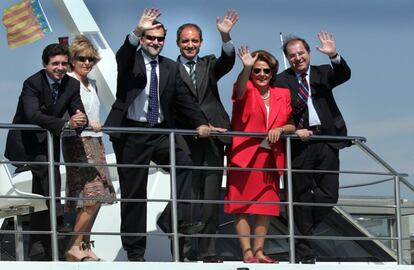 Visita a les instal·lacions de l'America's Cup el 29 de juny del 2006, amb Jaume Matas, Esperanza Aguirre, Mariano Rajoy i Francisco Camps en una embarcació.