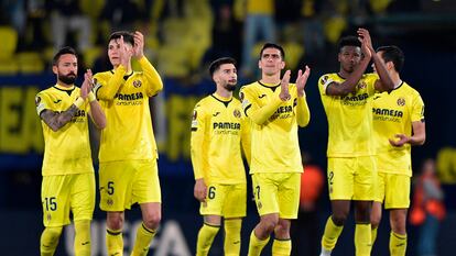 Los jugadores del Villarreal aplauden al público tras la derrota.