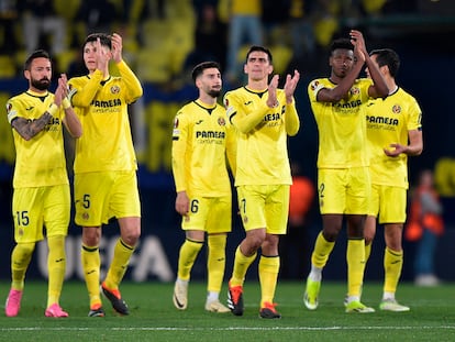 Los jugadores del Villarreal aplauden al público tras la derrota.