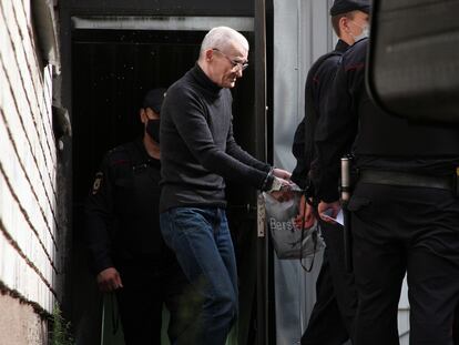 Yuri Dmitriev, condenado por abusar de su hija adoptiva, es escoltado por la policía al juzgado de Petrozavodsk, este miércoles.