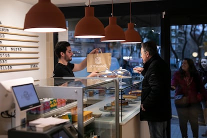 El nuevo local de JonCake está situado en la calle Gelabert de Barcelona, muy cerca de la plaza Francesc Macià, en Les Corts. 