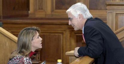 María Dolores de Cospedal y José María Barreda, en un pleno de las Cortes en 2009.