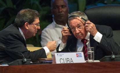 Ra&uacute;l Castro escucha al ministro de Exteriores, Bruno Rodr&iacute;guez.