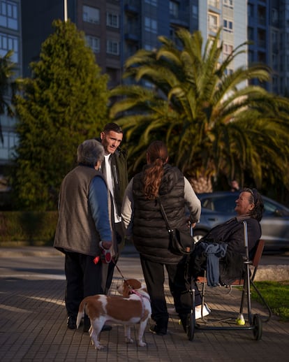 Lucas Pérez charla con vecinos en Monelos, el barrio de A Coruña en el que se crio. 