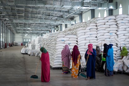 Unas empleadas limpian el suelo de un almacén del Programa Mundial de Alimentos con víveres destinados a las regiones de Afar y Tigray el 21 de febrero de 2022.