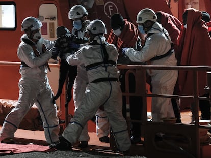 Un equipo de Salvamento Marítimo ayuda a desembarcar a varios inmigrantes de los 57 llegados a Gran Canaria, este lunes.